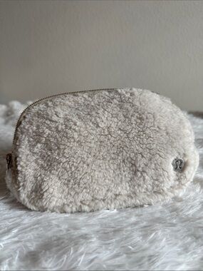 Lululemon Everywhere Belt Bag Fleece - Natural Ivory/Trench